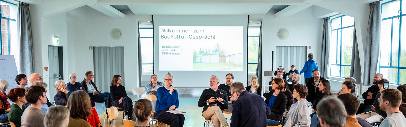 Markerpunkte werden auf Karte geklebt, Foto Thomas Müller